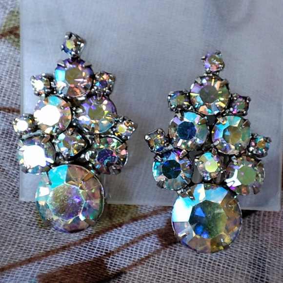 Vintage Blazing Aurora Borealis Rhinestone Clip On Earrings Unsigned Juliana D&E - Picture 1 of 6